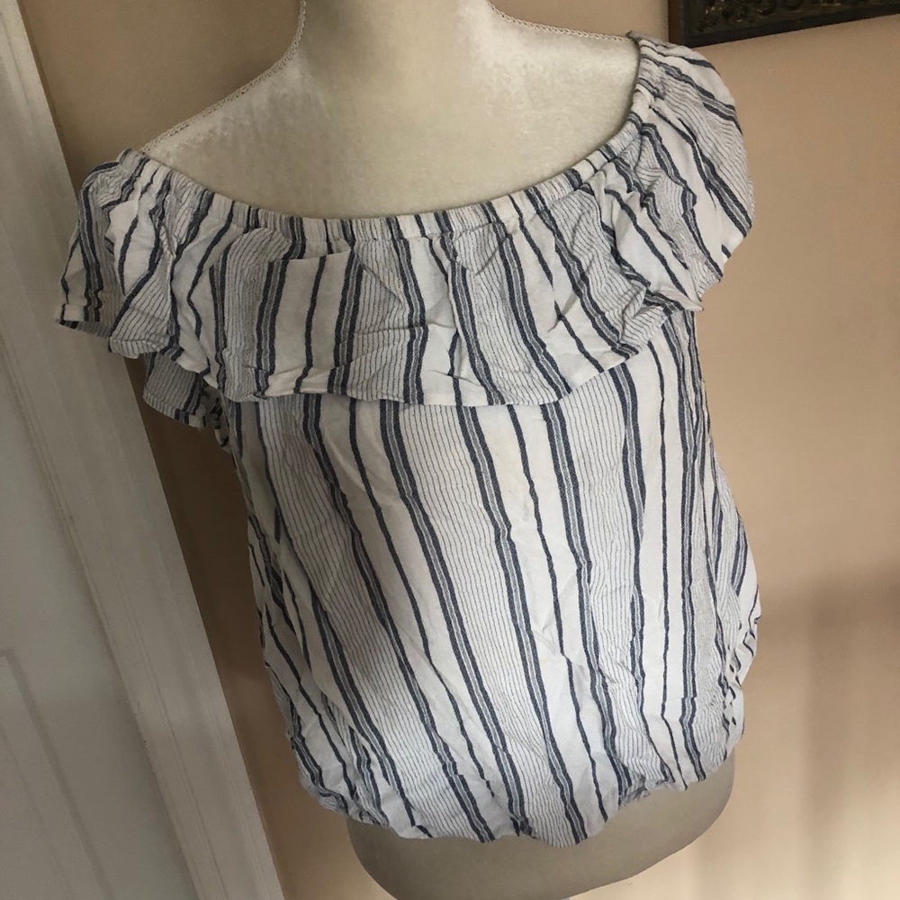 Cute off the shoulder slight crop top size XL